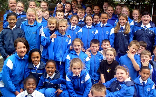Die groot groep leerders (Gr 1-7) van Laerskool Gansbaai wat spog met 4 Cum Laude-, 13 Goud- en 32 Silwer toekennings tydens die Overberg Eisteddfod (Beeldende Kunste) in Kleinmond 